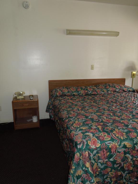 Lees Motel Едисън Стая снимка