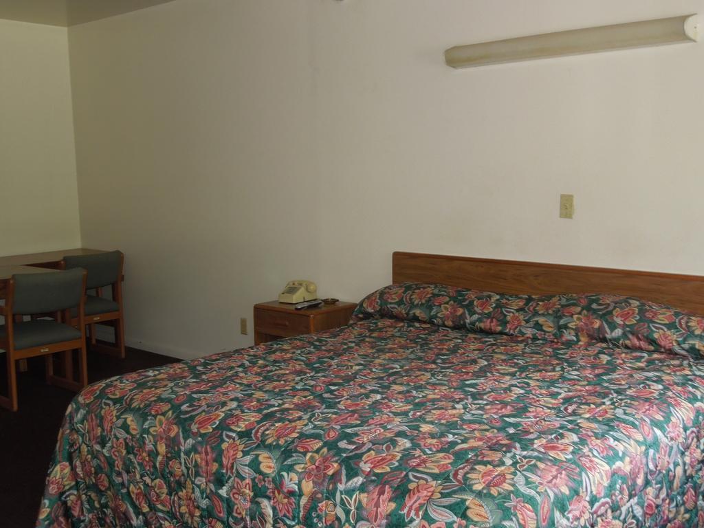 Lees Motel Едисън Екстериор снимка